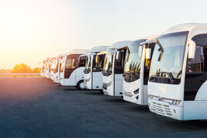 Transport autokarowy vs. podróż pociągiem i samolotem – porównanie kosztów i komfortu